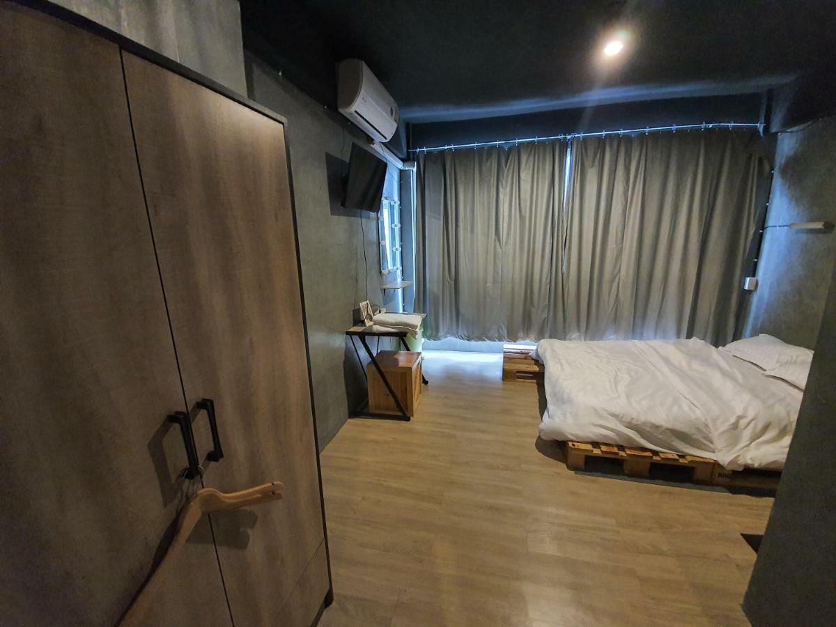 The Beds Ever Hostel (Adults Only) Bangkok Exterior photo